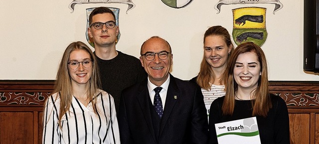 Brgermeister Roland Tibi (Mitte) grat...agenden Schul- und Berufsabschlssen.   | Foto: Gabriele Zahn