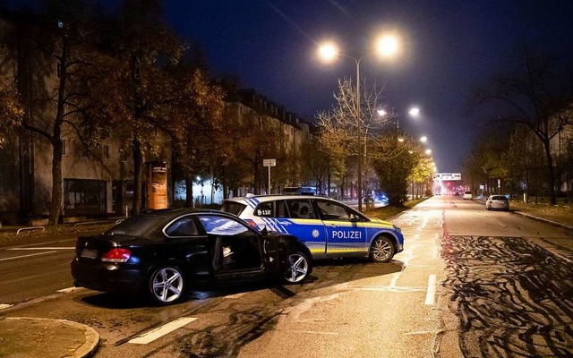 Ein beschdigter PKW und ein Polizeiau...m Unfall auf der Frstenrieder Strae.  | Foto: Sven Hoppe (dpa)
