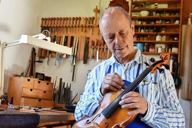 Dieser Geigenbauer behandelt Streichinstrumente mittels Akupunktur