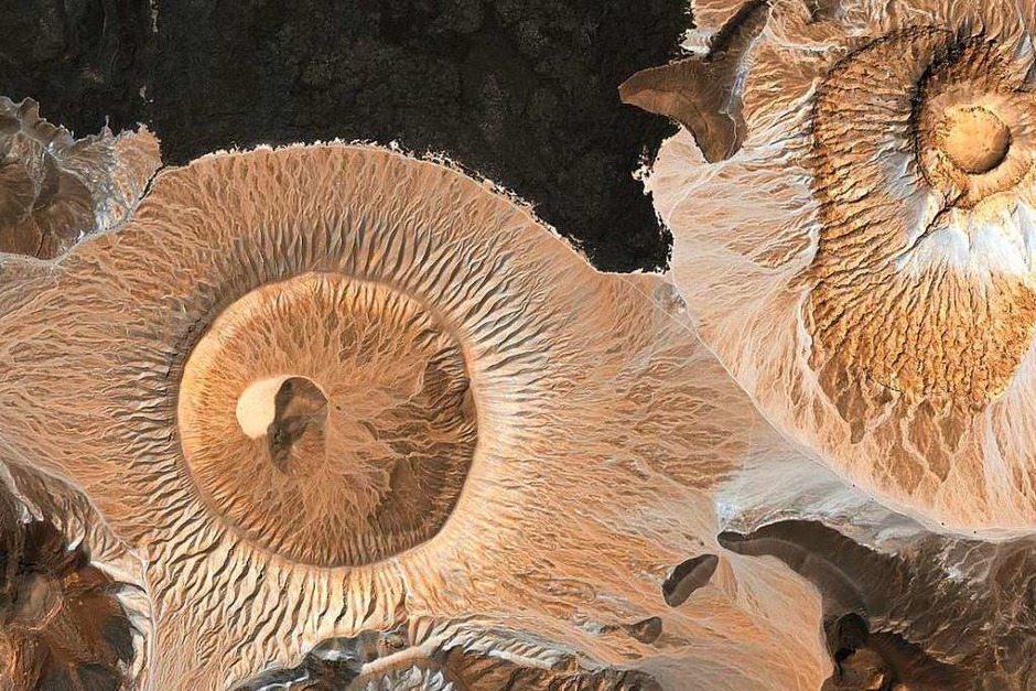 Jabalbayda: Im Westen der arabischen Halbinsel erstrecken sich neben weiten Sand- und Steinwüsten ausgedehnte Lavafelder, auch Harrat genannt. . (Foto: ©WÜSTEN - Lebensraum der Extreme, M. Eisl, G. Mansberger) Jabalbayda: Im Westen der arabischen Halbinsel erstrecken sich neben weiten Sand- und Steinwüsten ausgedehnte Lavafelder, auch Harrat genannt. . (Foto: ©WÜSTEN - Lebensraum der Extreme, M. Eisl, G. Mansberger)