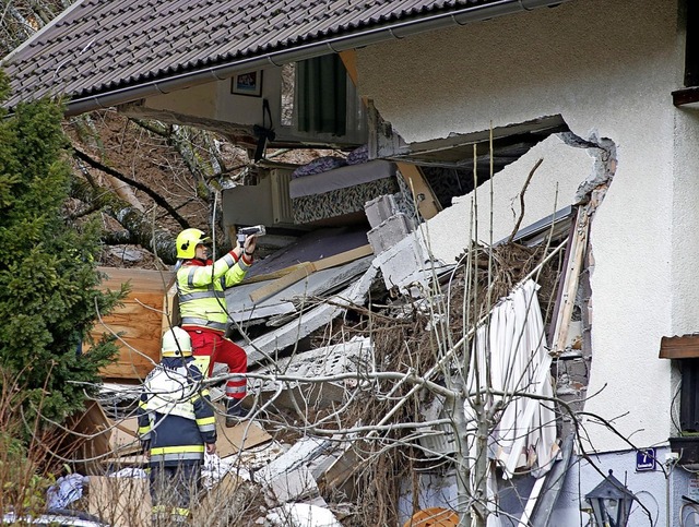 Rettungskrfte suchen nach Verschtteten in  Bad Kleinkirchheim.  | Foto: Gert Eggenberger (dpa)