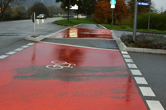 Bei Minustemperaturen sind die rot mar...Radwege sehr glatt, meint die IG Velo.  | Foto: Heinz und Monika Vollmar