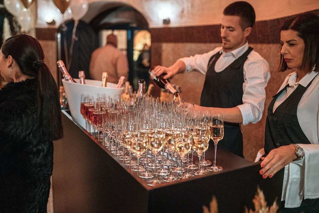 Zur Erffnung gab es Sekt  | Foto: Fabio Smitka