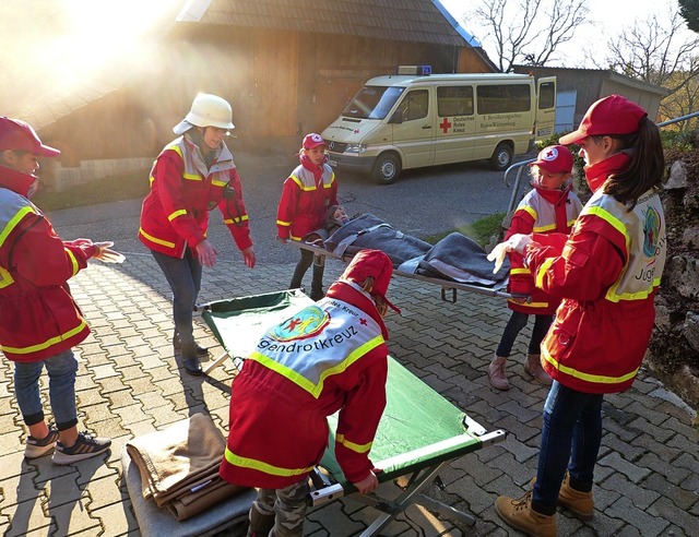 Das Jugendrotkreuz bernahm den kleinen Patienten und versorgte ihn.  | Foto: Michael Hilbert