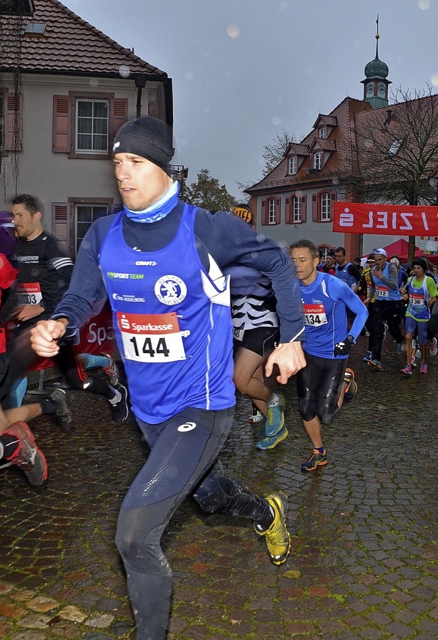 Nasskalte Angelegenheit : Start zum Ha...r beim Riegeler Crosslauf am Sonntag.   | Foto: Roland Vitt