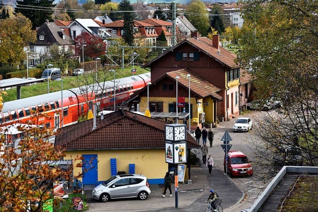 Bahnhofsareal in Littenweiler: Der Bc...illons und eine Flchtlingsunterkunft.  | Foto: Thomas Kunz