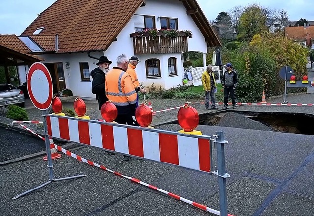 Da hat sich ein Loch aufgetan: Weil de...itschler-Strae in Altdorf gebrochen.   | Foto: Wolfgang Knstle