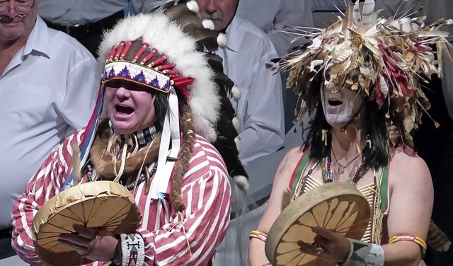 Indianer vom Verein Sioux-West unterst...gs des Chores mit ihrem Gastauftritt.   | Foto: Annette Preu