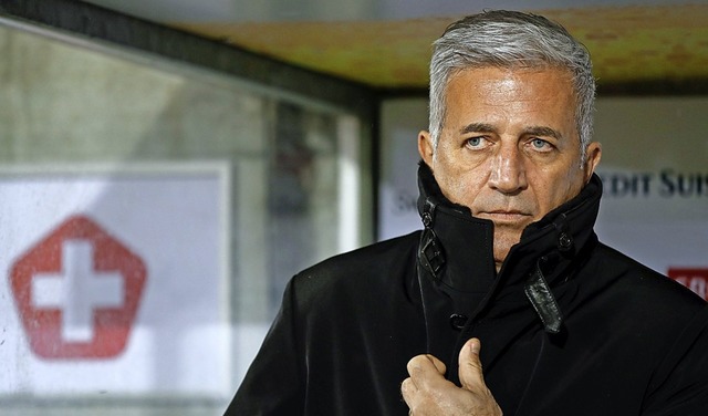 Zugeknpfter Trainer der Eidgenossen: Vladimir Petkovic  | Foto: STEFAN WERMUTH (AFP)