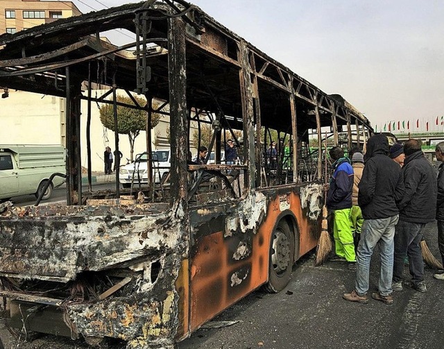 Ein  Bus in Isfahan, der von Demonstra...er Benzinpreise in Brand gesetzt wurde  | Foto: - (AFP)