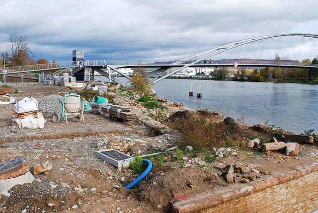 Auf beiden Seiten der Dreilnderbrcke... haben die Bauarbeiten schon begonnen.  | Foto: Thomas Loisl Mink