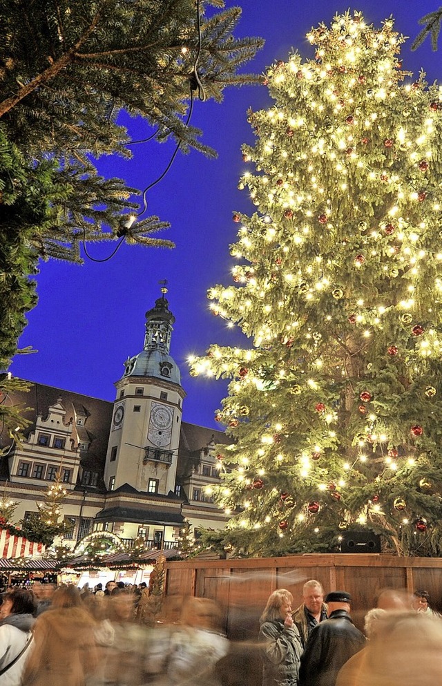 Stadt besichtigen und den Weihnachtsma...#8211; in Leipzig ist beides mglich.   | Foto: Hendrik Schmidt (dpa)