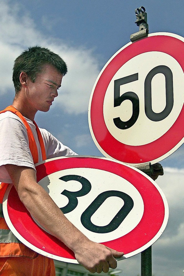 Ein Tempolimit auf 30 Stundenkilometer soll Lrm mindern helfen.  | Foto:  dpa Deutsche Presse-Agentur