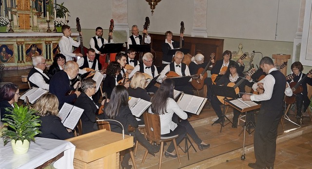 Der Mandolinen- und Gitarrenverein in der Pfarrkirche St. Cosmas und Damian  | Foto: Roland Vitt