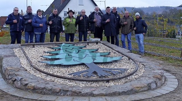 Das neu angelegte Wappen ziert den Win...eihung mit einem Glas Wein anstieen.   | Foto: Frank Leonhardt