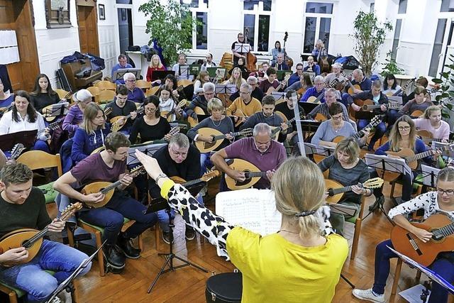 ber 100 Musikerinnen und Musiker