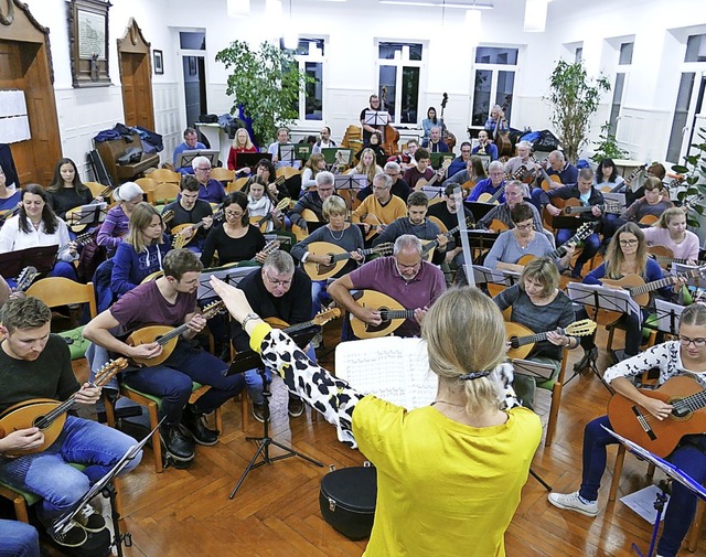 Gemeinsame Probe der Mandolinenverein ...ikalische Leiterin Katsia Prakopchyk.   | Foto: Sylvia Sredniawa