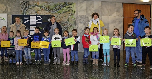 Kinder erffneten am Mittwoch eine Aus...m Thema Kinderrechte erarbeitet haben.  | Foto: Stadtverwaltung Weil am Rhein