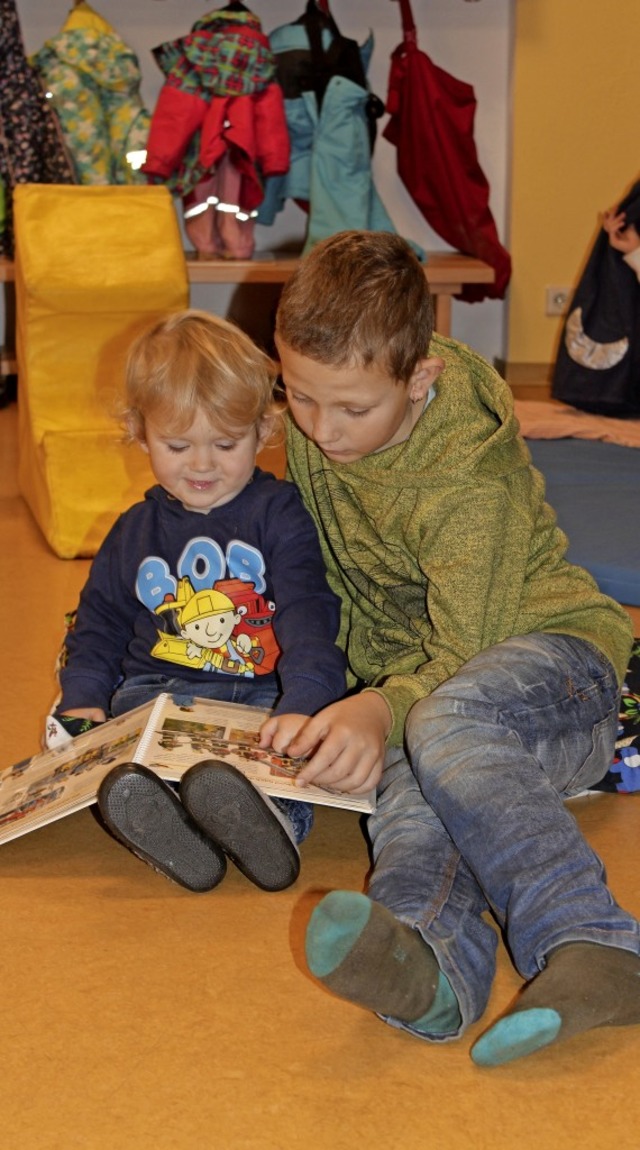 Den jngeren Kindern vorlesen und dabe...Vorlesetag im Unadinger Kindergarten.   | Foto: Christa Maier