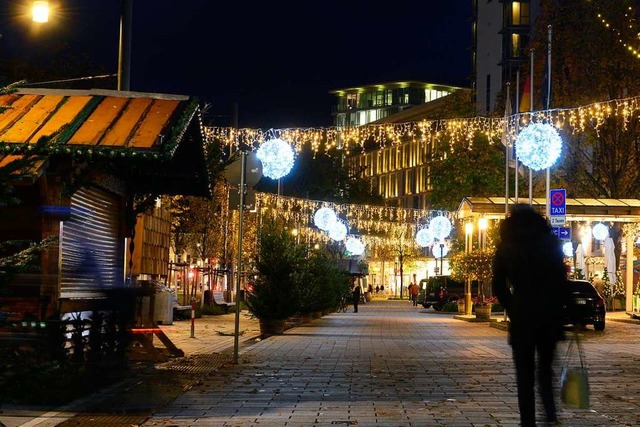 Erstmals dehnt sich der Weihnachtsmark...nt, wie das bei den Besuchern ankommt.  | Foto: Ingo Schneider