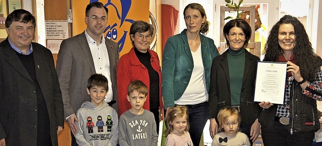 Kindergartenleiterin  Simone  Eckardt ...ea Schmidt (von links) das Zertifikat.  | Foto: Reinhard Herbrig
