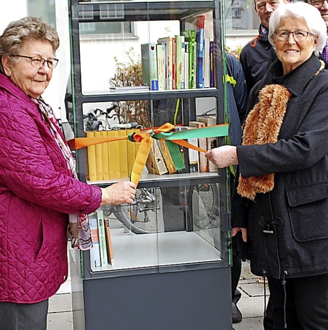 Die Patinnen Renate Niklas (links) und Antonia Kneulin am neuen Bcherschrank  | Foto: Thomas Loisl Mink