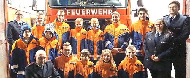 Stolz prsentierte die Jugendfeuerwehr...Uniformen (Stufe I mit gelber Flamme).  | Foto: Hans-Jrgen Sackmann