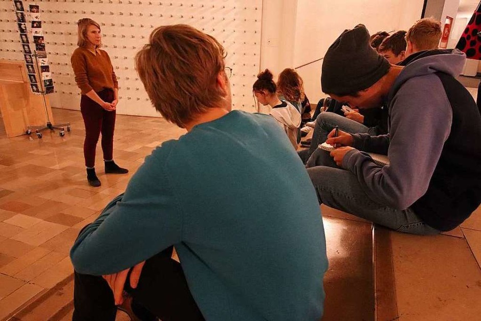 Theatermitarbeiterin Carola Meyer begrüßt im Foyer die Schülerinnen und Schüler des Freiburger Wentzinger-Gymnasiums. (Foto: Stephanie Streif) Theatermitarbeiterin Carola Meyer begrüßt im Foyer die Schülerinnen und Schüler des Freiburger Wentzinger-Gymnasiums. (Foto: Stephanie Streif)