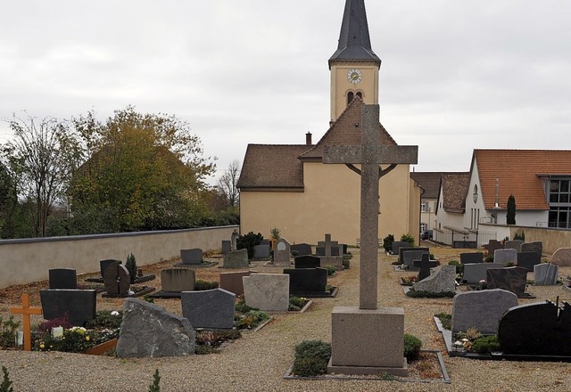 Friedhofsumgestaltung: Der Split wird durch Pflasterbelag ersetzt.  | Foto: Jutta Geiger