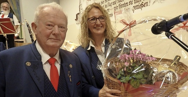Nach 65 Jahren Treue zum Verein und zu...ilar einen prachtvollen Geschenkkorb.   | Foto: Bianca Flier