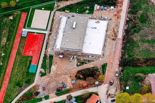 Die neue Rheingieenhalle mit der Leichtathletik-Sportflche von oben.  | Foto: Martin Bildstein
