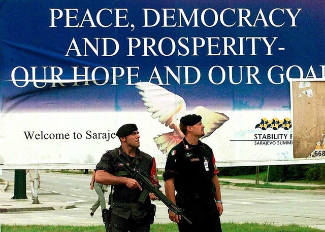 Frieden, Demokratie und Wohlstand &#82...tsgipfels fr den Balkan im Juli 1999.  | Foto: Attila_Kisbenedek (dpa)