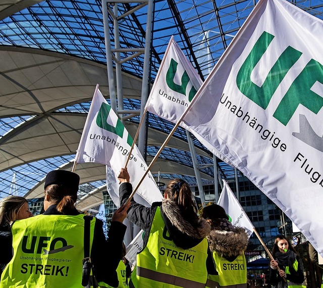 Wenn das Kabinenpersonal streikt, bleiben die Flieger am Boden.  | Foto: Matthias Balk