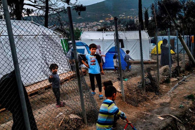 Die griechische Regierung will auf den...berfllte Flchtlingslager schlieen:  | Foto: ANGELOS TZORTZINIS (AFP)