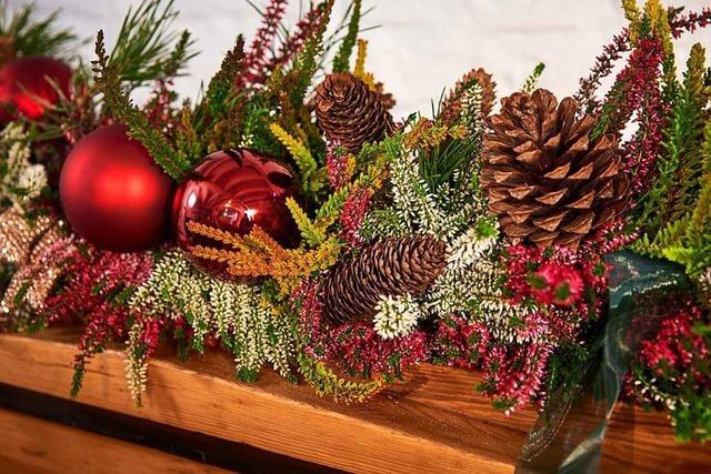 In Gundelfingen tauschen Menschen Weihnachtsschmuck