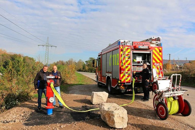 Feuerwehrleute testen den neuen Lschwasseranschluss im Rangierbahnhof.  | Foto: Stadtverwaltung