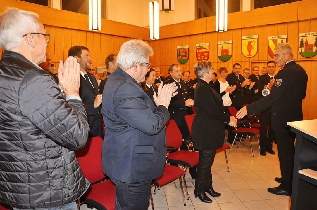 Standing Ovations gab es fr den langj...enke (rechts) beim Empfang im Rathaus.  | Foto: Jutta Schtz