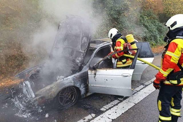 Auto brennt auf der Isfahanallee aus