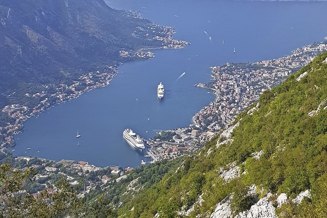 Einzigartiger Blick:  Hafen von Kotor im sdlichsten Fjord Europas  | Foto: Gerhard Walser