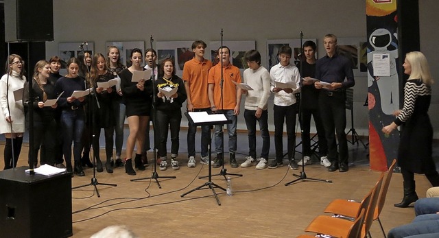 Der Auswahlchor des Goethe-Gymnasiums unter Leitung von Sarah Lipfert (rechts).  | Foto: Georg Vo