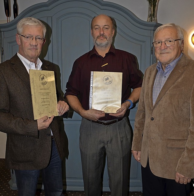 Robert Petersen (von links) und  Thomas Rie wurden von Bernd Fehrenbach geehrt.  | Foto: Roland Vitt