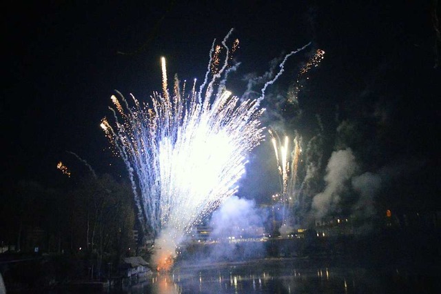 Seit dem Jahr 2000 feiern beide Rheinf...m gemeinsamen Feuerwerk das neue Jahr.  | Foto: Horatio Gollin