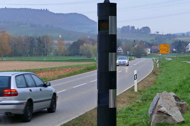 Der Blitzer bei Holzen ist installiert...den auch wieder die Tempo-50-Schilder.  | Foto: Victoria Langelott