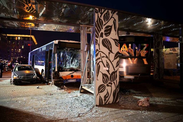 Ein beschdigter Wagen und ein beschd...hen nach einem Unfall am Hauptbahnhof.  | Foto: Michael Ehresmann (dpa)