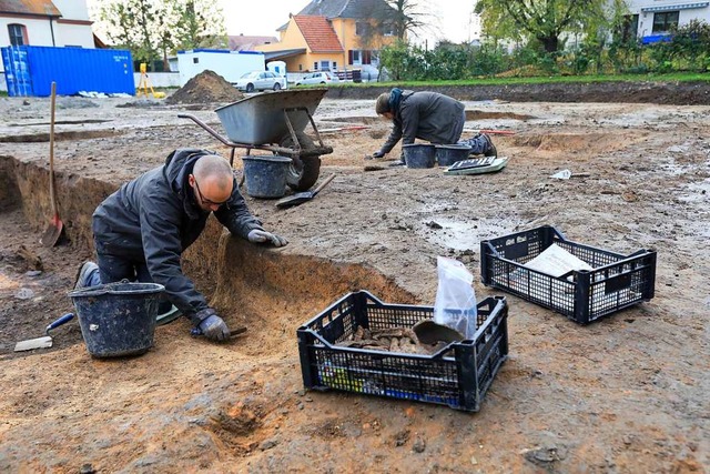 Bei jedem Wetter wird an der Grabungssttte gearbeitet.  | Foto: Christoph Breithaupt