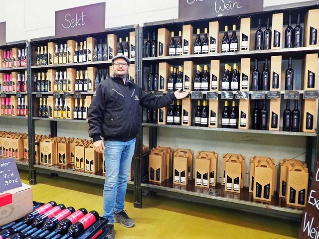 Stefan Fnfschilling prsentiert die  Angebote des Weinguts.  | Foto: Fnfschilling