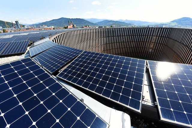 Solarmodule auf dem Dach des Rathauses im Sthlinger  | Foto: Rita Eggstein