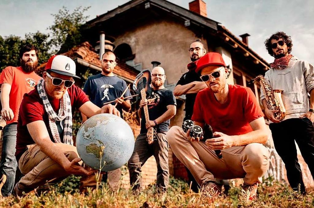 Die siebenköpfige Band Zweierpasch um ...e) macht internationalen World-Hip-Hop  | Foto: Stefanie Ringshofer