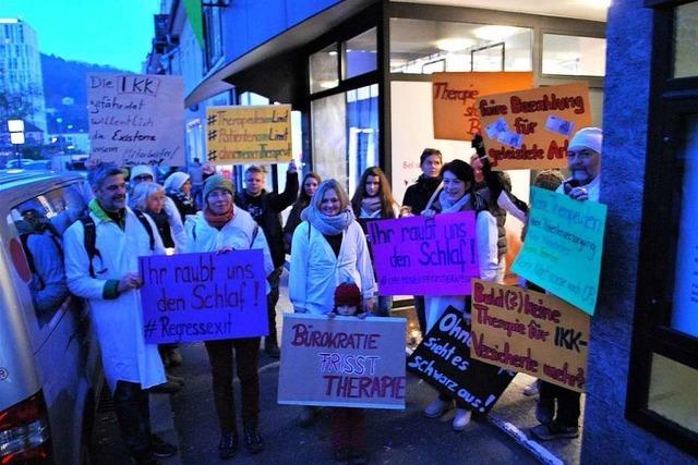 Physiotherapeuten demonstrieren in Lörrach gegen Krankenkassen