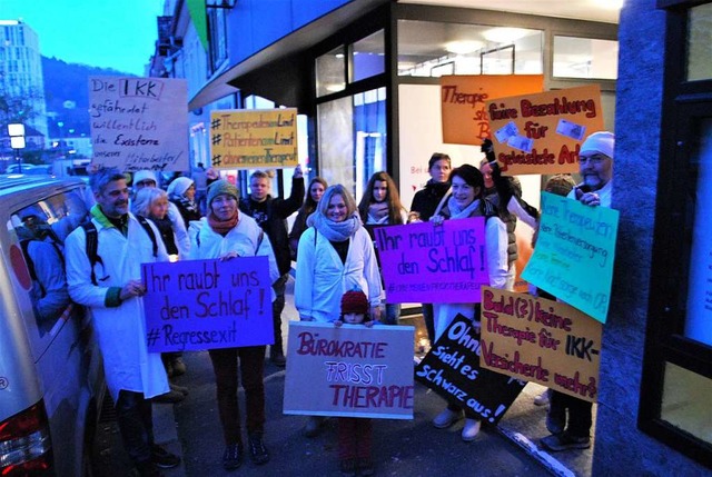 Die Physiotherapeuten bei der Demo am ...rstagabend in der Lrracher Palmstrae  | Foto: Thomas Loisl Mink